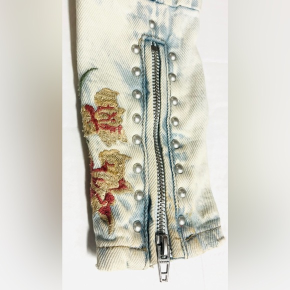BLANK NYC WOMEN’S Unique Floral  Embroidered Jean Long Sleeve Jacket 
    SIZE M - Picture 6 of 16